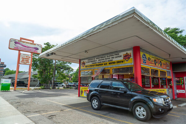 Steve's snappin dogs restaurant with retro style drive up.