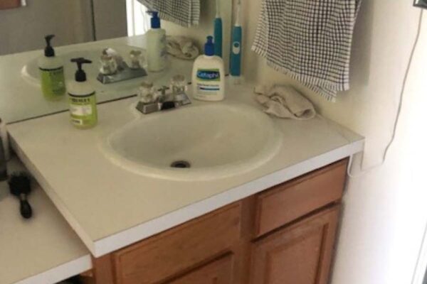 The Scot pre-renovation bathroom.