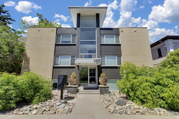 1435 Franklin apartments with classic architecture and lush landscaping.