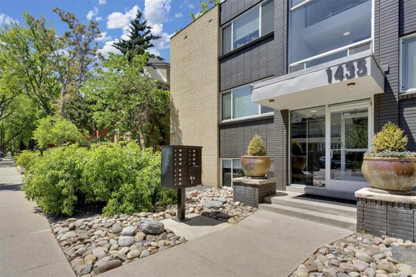 1435 Franklin apartments with classic architecture and lush landscaping.
