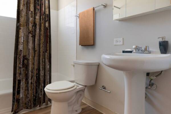 bathroom with tub, sink, and toilet