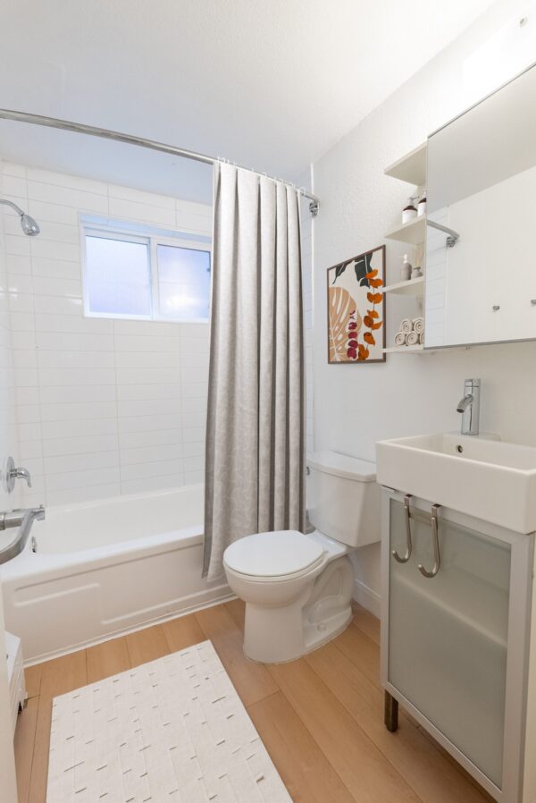 bathroom with bathtub and toilet and white sink