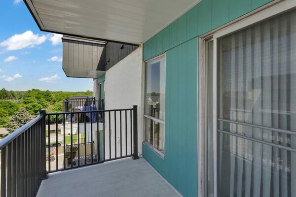 180 Flats patio exterior.