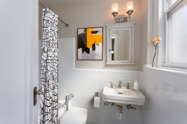 bathroom with bathtub, sink and toilet