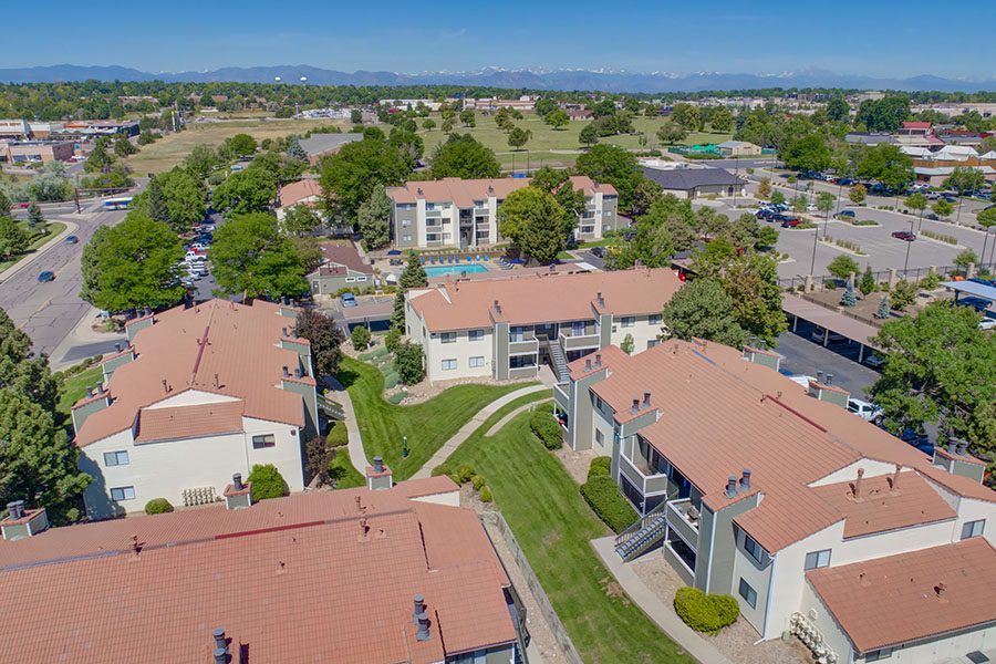Aerial view of Hadley apartments with lush landscaping, green lawns, and ample parking.