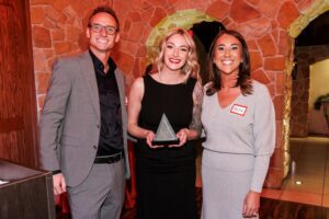 mariah cue accepting home office hero awward